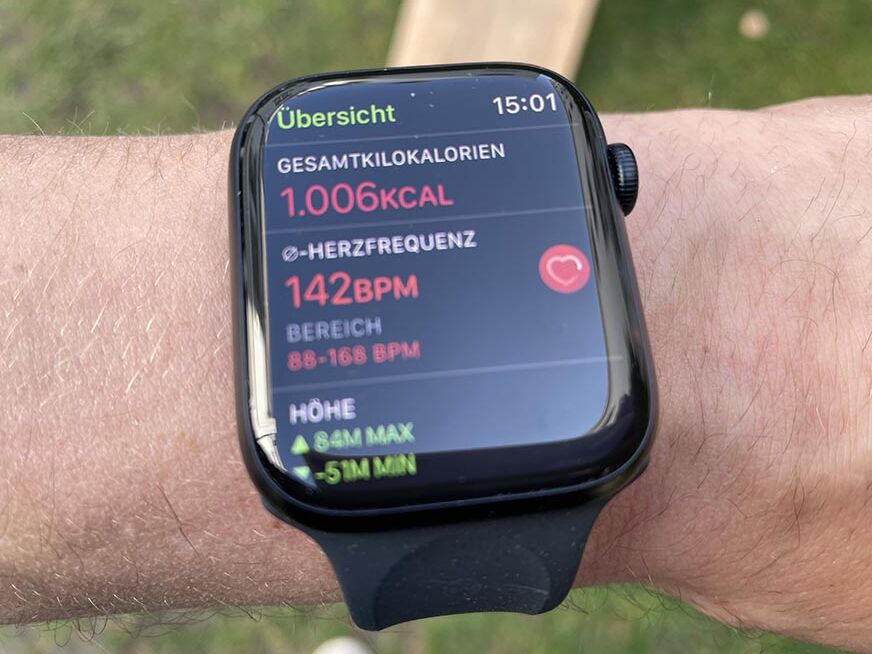 Man sieht die aufgezeichneten Sportdaten auf der Apple Watch Series 7.